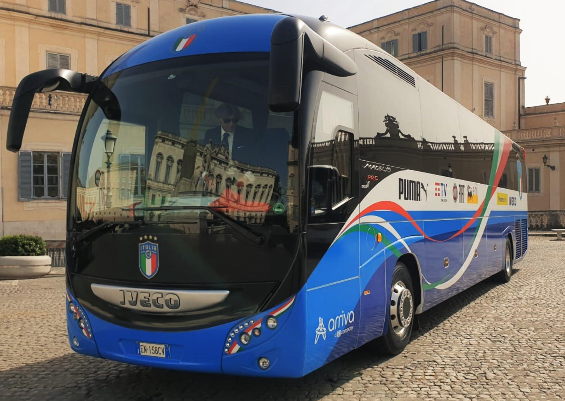 L’Italia Campione d’Europa torna a bordo di un Magelys, l’autobus ufficiale della Nazionale italiana di calcio fornito da IVECO BUS alla FIGC